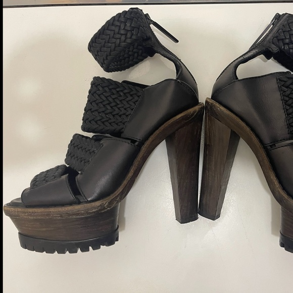 Burberry Platform Heels (SIZE: EUR 38 / US 7 1/2) - Picture 13 of 16
